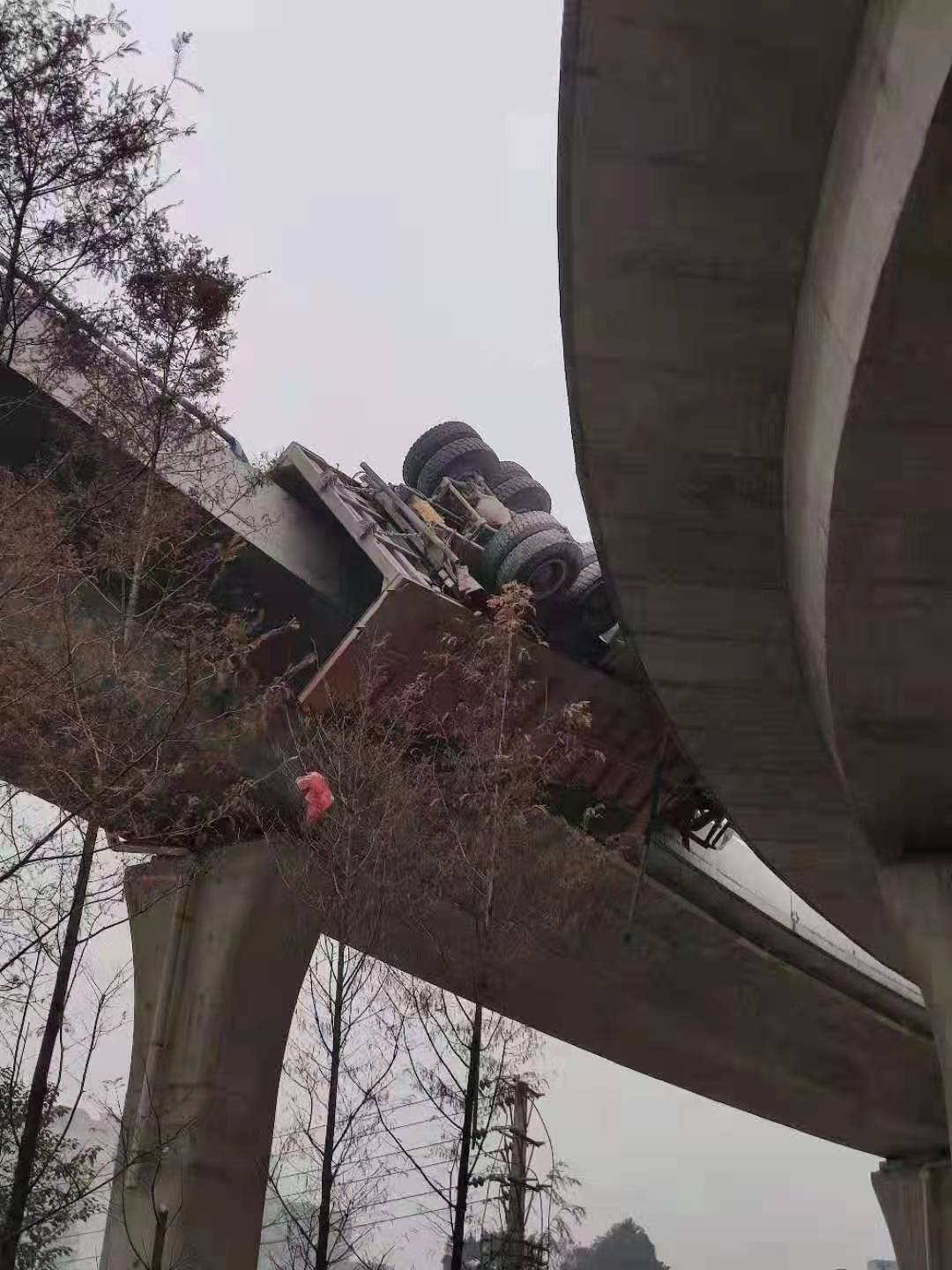 河南货车司机高架桥跳桥事件，背后的原因与反思